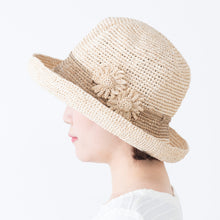 画像をギャラリービューアに読み込む, 手編み ナチュラル ラフィア フラワー コサージュ マダガスカル