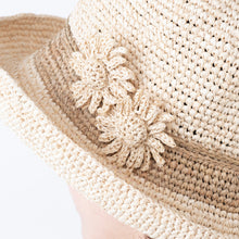 画像をギャラリービューアに読み込む, 手編み ナチュラル ラフィア フラワー コサージュ マダガスカル