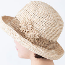 画像をギャラリービューアに読み込む, 手編み ナチュラル ラフィア フラワー コサージュ マダガスカル