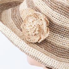 画像をギャラリービューアに読み込む, 手編み ナチュラル ラフィア フラワー コサージュ マダガスカル