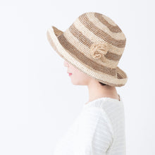 画像をギャラリービューアに読み込む, 手編み ナチュラル ラフィア フラワー コサージュ マダガスカル