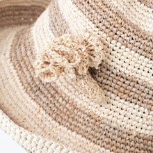 画像をギャラリービューアに読み込む, 手編み ナチュラル ラフィア フラワー コサージュ マダガスカル