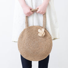 画像をギャラリービューアに読み込む, 手編み ナチュラル ラフィア フラワー コサージュ マダガスカル
