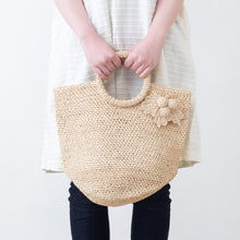 画像をギャラリービューアに読み込む, 手編み ナチュラル ラフィア フラワー コサージュ マダガスカル