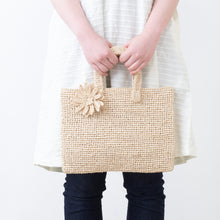 画像をギャラリービューアに読み込む, 手編み ナチュラル ラフィア フラワー コサージュ マダガスカル