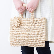 画像をギャラリービューアに読み込む, 手編み ナチュラル ラフィア フラワー コサージュ マダガスカル