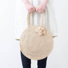 画像をギャラリービューアに読み込む, 手編み ナチュラル ラフィア フラワー コサージュ マダガスカル