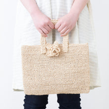 画像をギャラリービューアに読み込む, 手編み ナチュラル ラフィア フラワー コサージュ マダガスカル