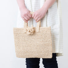 画像をギャラリービューアに読み込む, 手編み ナチュラル ラフィア フラワー コサージュ マダガスカル