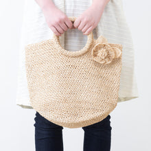 画像をギャラリービューアに読み込む, 手編み ナチュラル ラフィア フラワー コサージュ マダガスカル