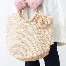 画像をギャラリービューアに読み込む, 手編み ナチュラル ラフィア フラワー コサージュ マダガスカル