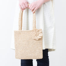 画像をギャラリービューアに読み込む, 手編み ナチュラル ラフィア フラワー コサージュ マダガスカル