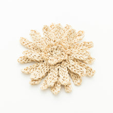 画像をギャラリービューアに読み込む, 手編み ナチュラル ラフィア フラワー コサージュ マダガスカル