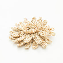 画像をギャラリービューアに読み込む, 手編み ナチュラル ラフィア フラワー コサージュ マダガスカル