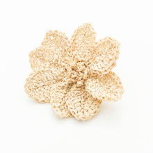 画像をギャラリービューアに読み込む, 手編み ナチュラル ラフィア フラワー コサージュ マダガスカル