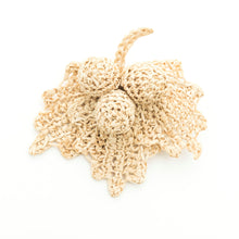 画像をギャラリービューアに読み込む, 手編み ナチュラル ラフィア フラワー コサージュ マダガスカル