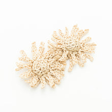 画像をギャラリービューアに読み込む, 手編み ナチュラル ラフィア フラワー コサージュ マダガスカル