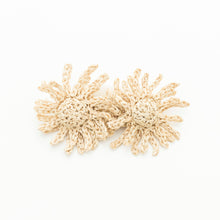画像をギャラリービューアに読み込む, 手編み ナチュラル ラフィア フラワー コサージュ マダガスカル