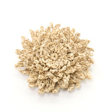 画像をギャラリービューアに読み込む, 手編み ナチュラル ラフィア フラワー コサージュ マダガスカル